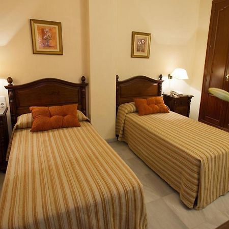 Hotel Gran Avenida Coria del Río エクステリア 写真