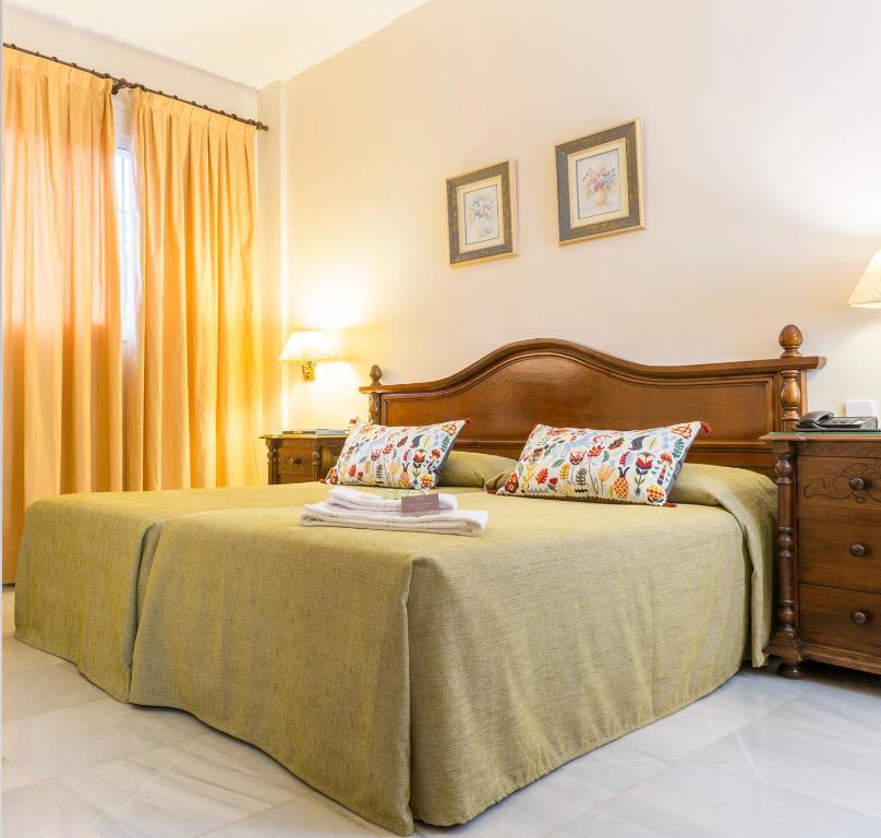 Hotel Gran Avenida Coria del Río エクステリア 写真