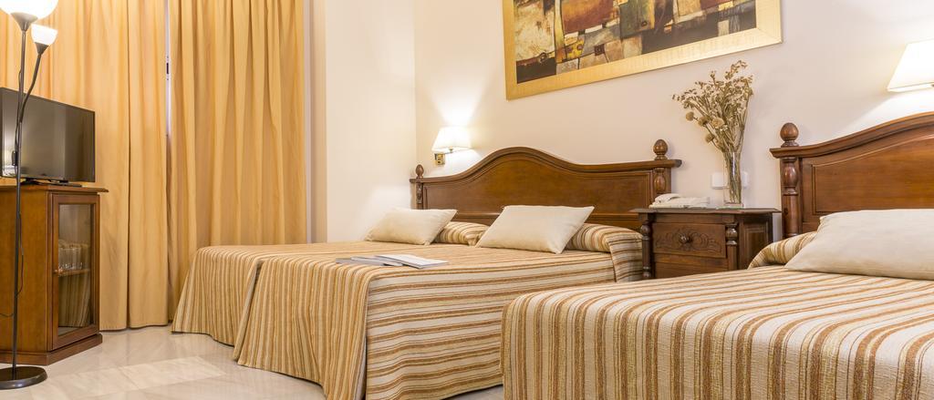Hotel Gran Avenida Coria del Río エクステリア 写真