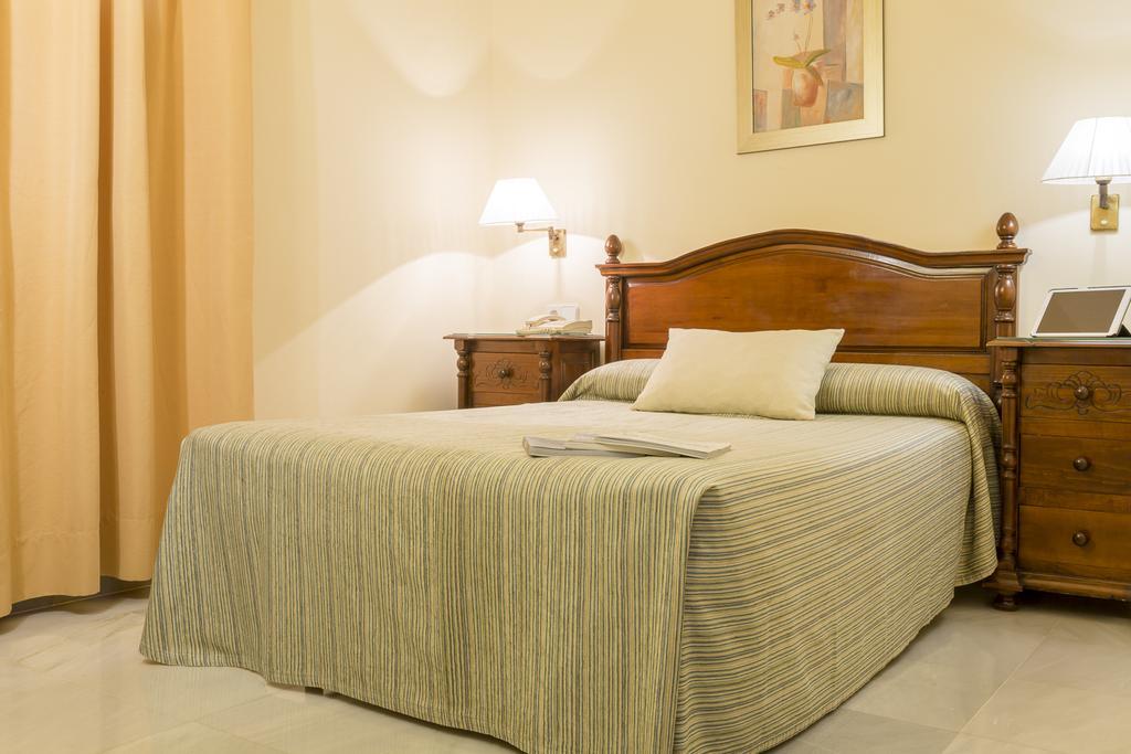 Hotel Gran Avenida Coria del Río エクステリア 写真