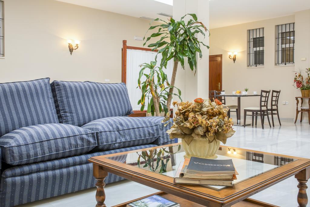 Hotel Gran Avenida Coria del Río エクステリア 写真
