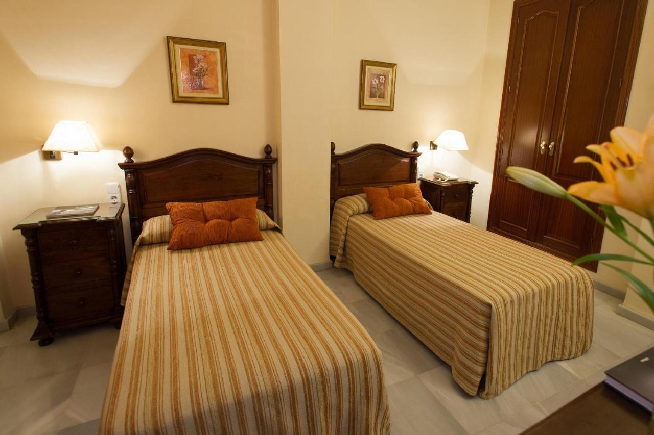 Hotel Gran Avenida Coria del Río エクステリア 写真